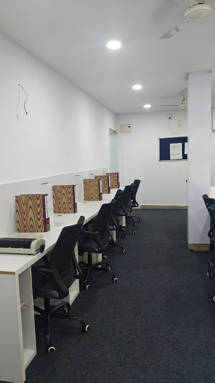 Workstation row with privacy dividers